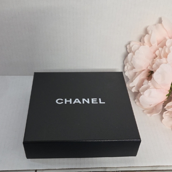 Chanel Black and White Box - Picture 4 of 6